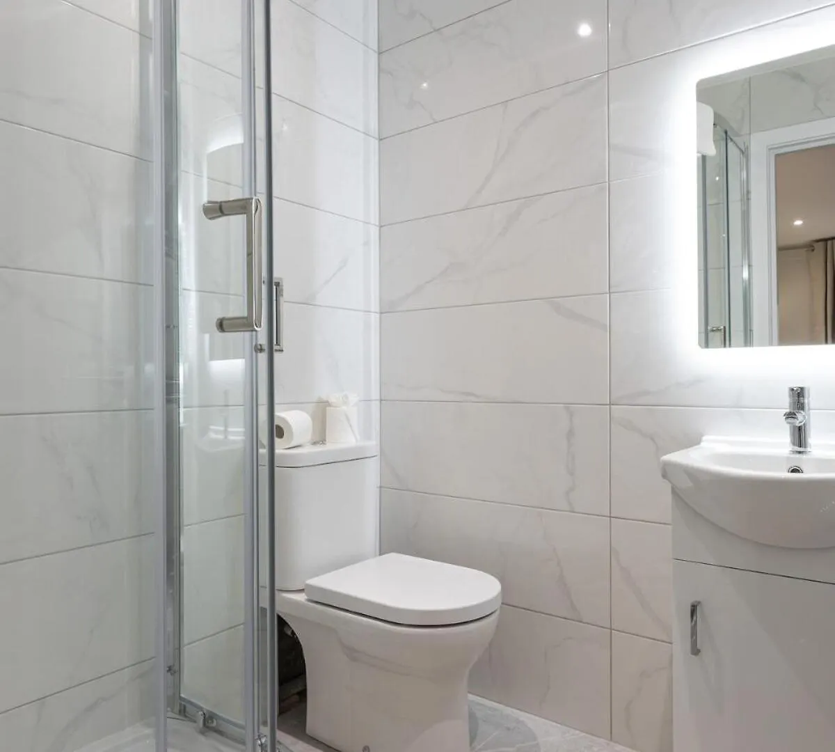 Stylish, Luxury, Parking Sleeps 6, 2-Bath, City Centre Belfast