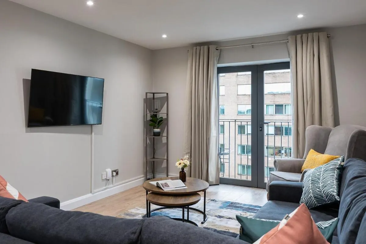Stylish, Luxury, Parking Sleeps 6, 2-Bath, City Centre Belfast