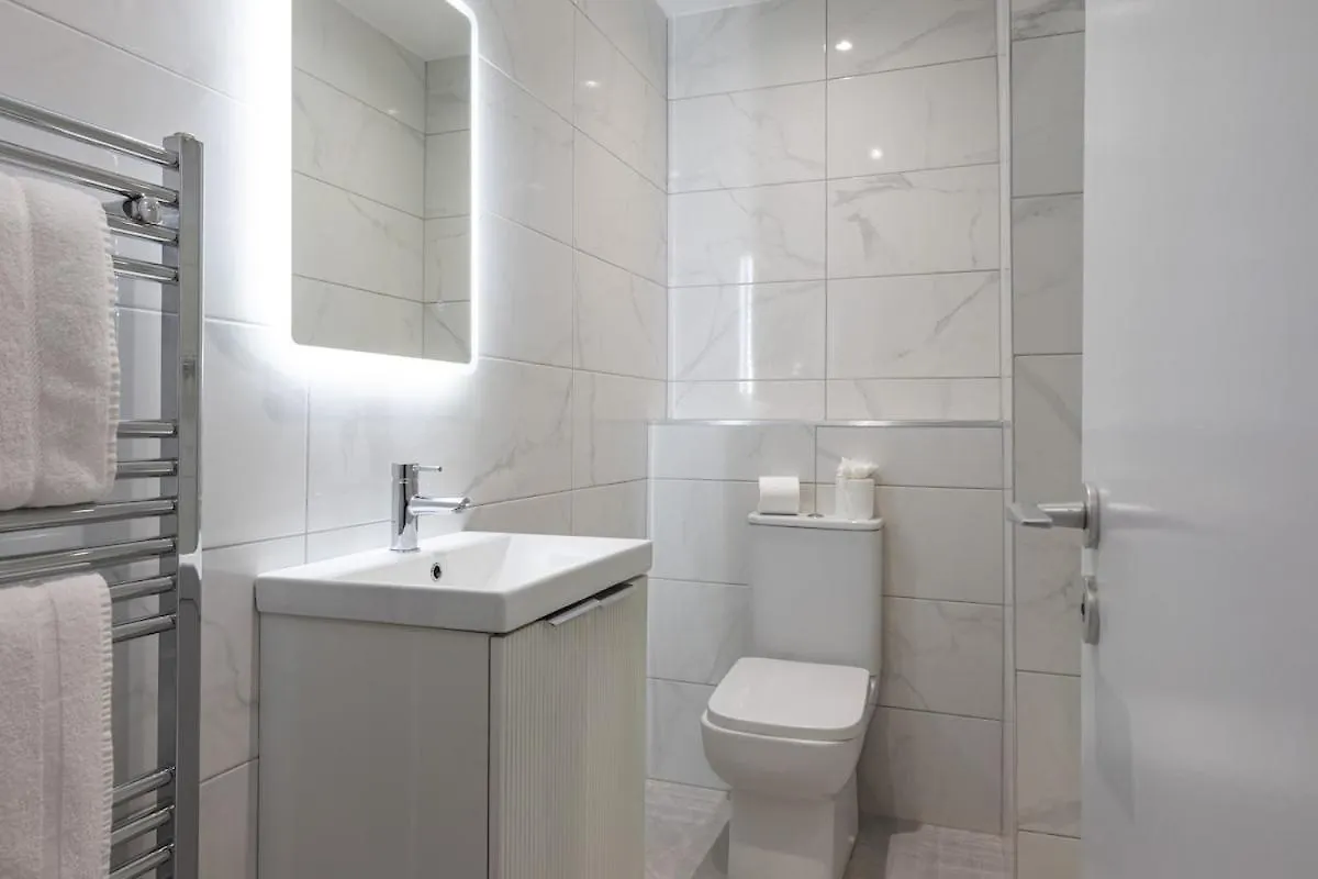 בלפסט Stylish, Luxury, Parking Sleeps 6, 2-Bath, City Centre