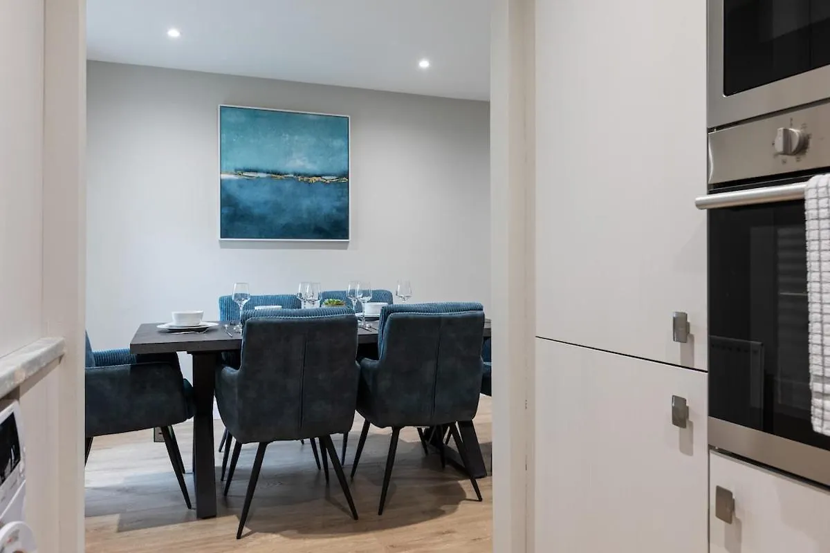 בלפסט Stylish, Luxury, Parking Sleeps 6, 2-Bath, City Centre דירה