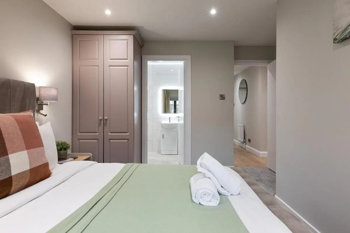 בלפסט Stylish, Luxury, Parking Sleeps 6, 2-Bath, City Centre בריטניה
