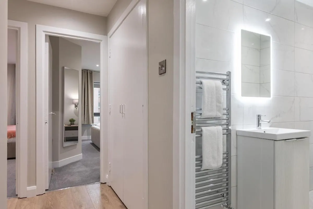 בלפסט Stylish, Luxury, Parking Sleeps 6, 2-Bath, City Centre